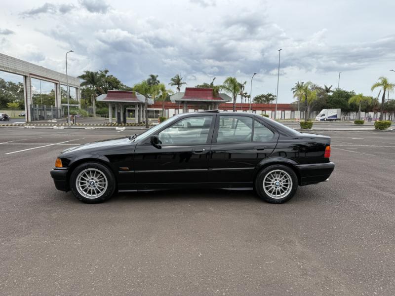 328i Sedan