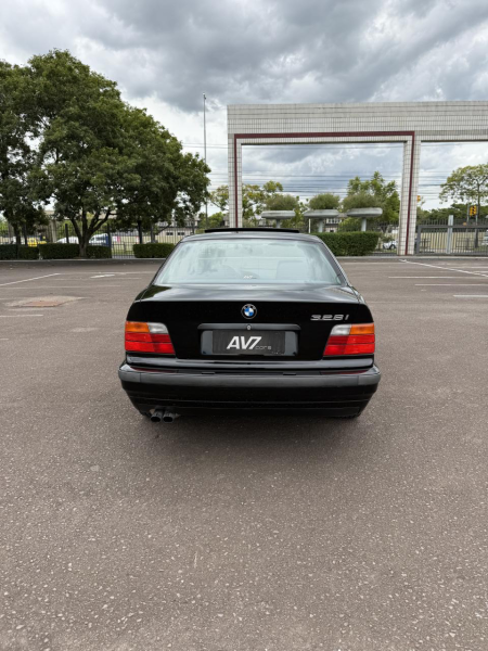 328i Sedan